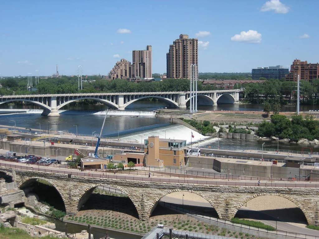 Dog-Friendly Hikes Minneapolis: Where to Go & Leash Rules